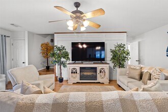 117 E Park Dr in Montgomery, TX - Building Photo - Building Photo