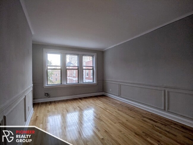 542 W Surf St, Unit W3 in Chicago, IL - Foto de edificio - Building Photo