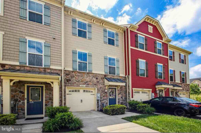 property at 527 Fox River Hills Way