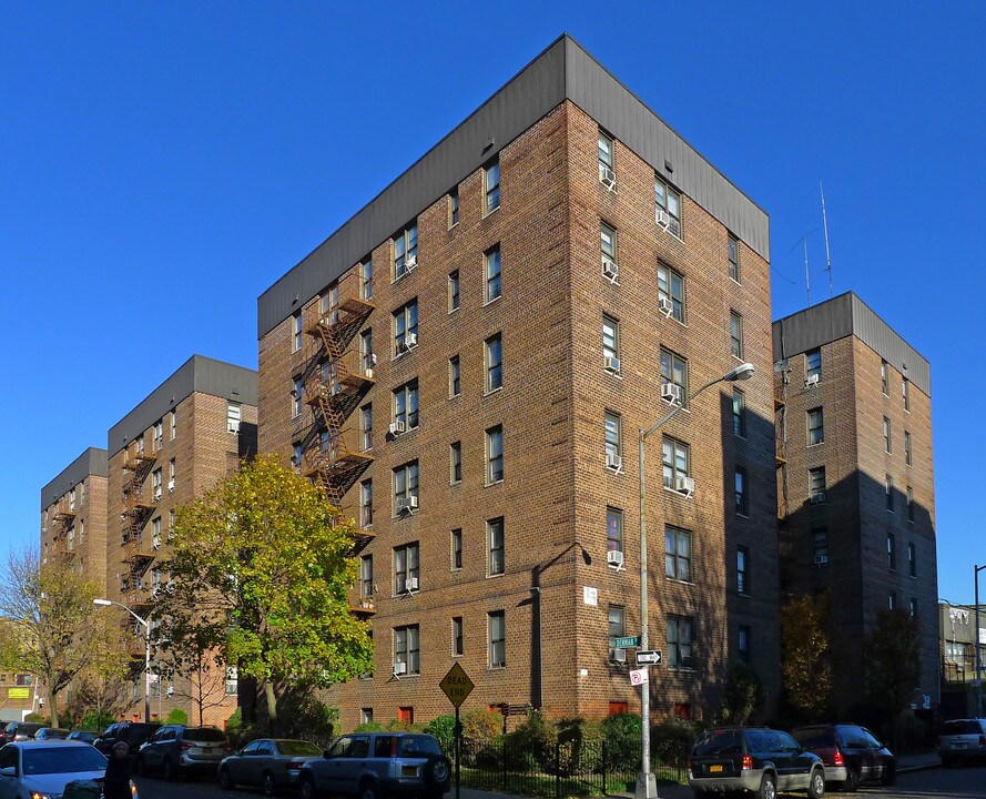 Elmback Complex in Elmhurst, NY - Foto de edificio