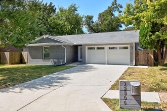 12306 Old Stage Cove in Austin, TX - Foto de edificio - Building Photo