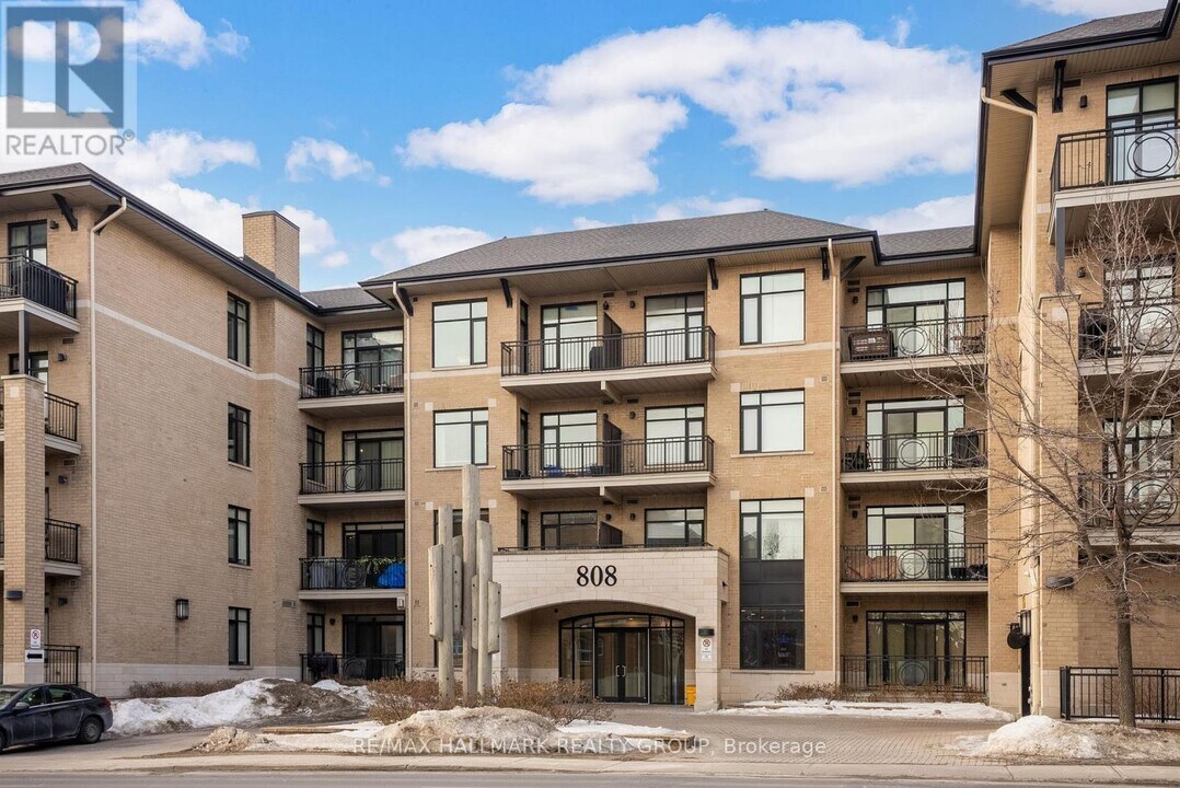 808 Bronson Ave in Ottawa, ON - Building Photo