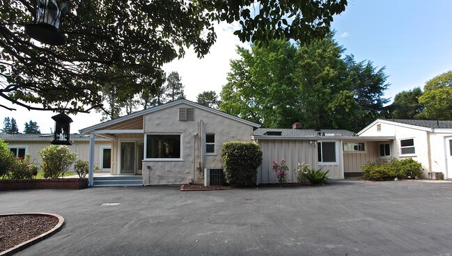 856 Sutro Ave in Novato, CA - Foto de edificio - Building Photo