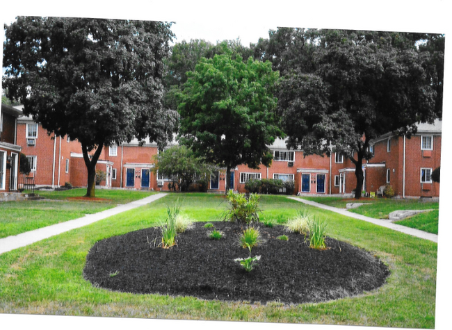 434 Middle Turnpike W in Manchester, CT - Building Photo - Building Photo
