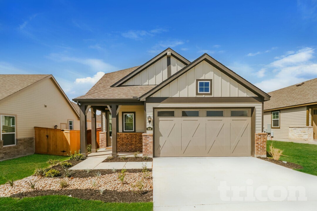 609 Raglands Rd in Leander, TX - Foto de edificio