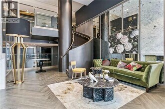 395 Dundas St W in Oakville, ON - Building Photo - Building Photo