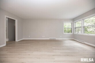 9019 N Locust Ln in Peoria, IL - Building Photo - Building Photo