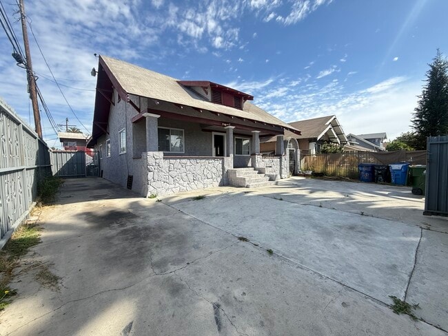 1341 W 47th St in Los Angeles, CA - Foto de edificio - Building Photo