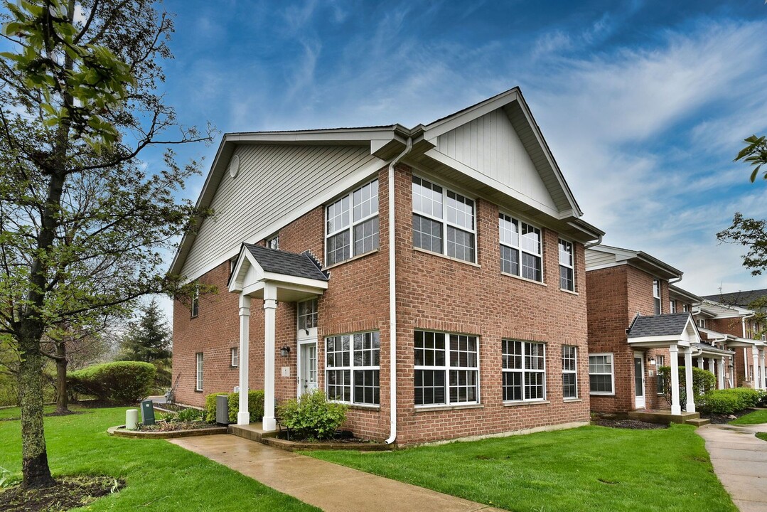 1 Wolcott Ct in Elmhurst, IL - Building Photo