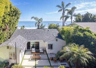 21563 Pacific Coast Hwy in Malibu, CA - Foto de edificio - Building Photo