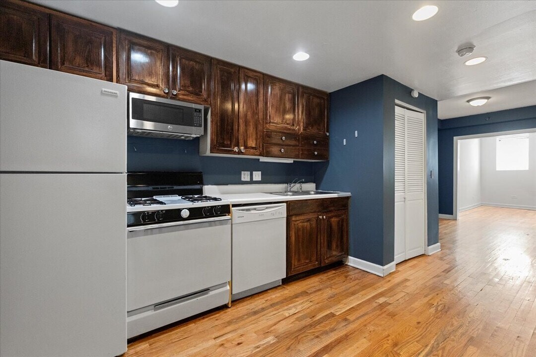 3700 N Sheffield Ave in Chicago, IL - Building Photo