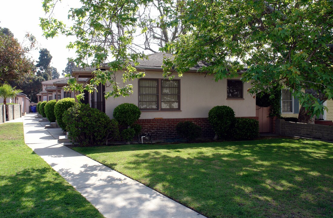 232 N Locust St in Inglewood, CA - Foto de edificio