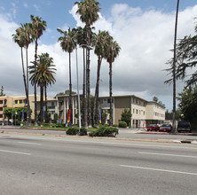 Sherman Plaza Apartments in Van Nuys, CA - Building Photo - Building Photo