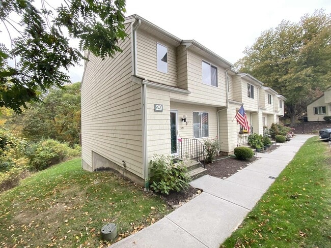 166 Old Brookfield Rd in Danbury, CT - Foto de edificio - Building Photo