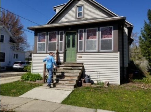 1295 Bechaud Ave in North Fond Du Lac, WI - Foto de edificio