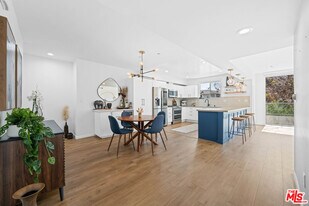 118 Kings Rd in Los Angeles, CA - Building Photo