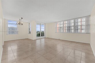 1351 NE Miami Gardens Dr in Miami, FL - Foto de edificio - Building Photo