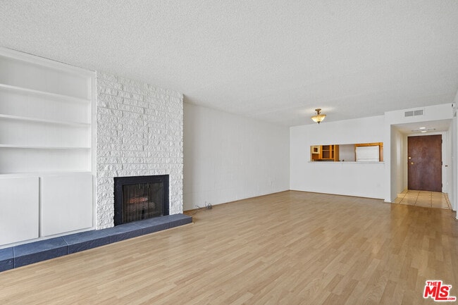 10966 Rochester Ave in Los Angeles, CA - Building Photo - Building Photo