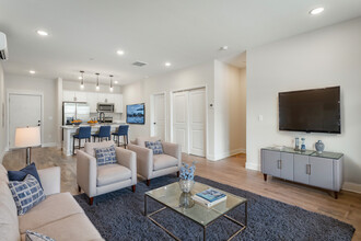 Stylish Units in the Heart of Highland Park in Chattanooga, TN - Building Photo - Building Photo