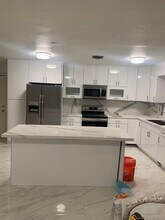 180 NE 169th St in North Miami Beach, FL - Building Photo - Building Photo