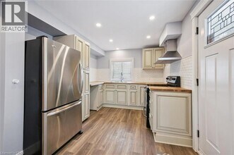 26 Bergey St in Cambridge, ON - Building Photo - Building Photo