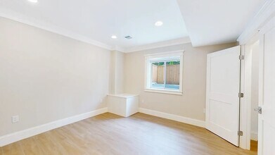 262 Brown St in Waltham, MA - Foto de edificio - Building Photo