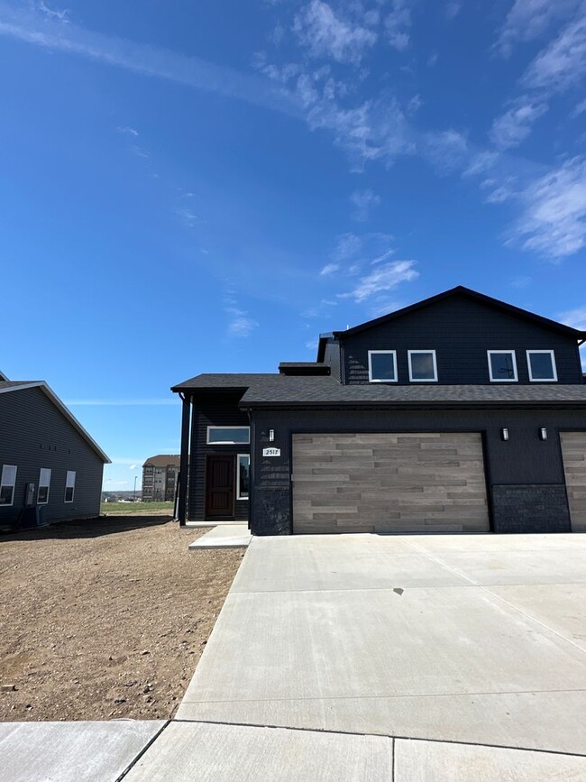2517-2521 Granite Dr in Minot, ND - Foto de edificio - Building Photo