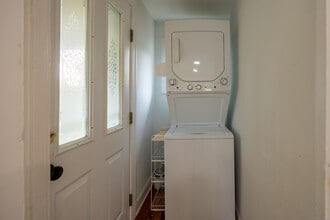 215 Crystal Lake Rd in Middletown, CT - Building Photo - Building Photo