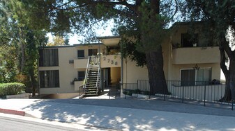 2738 Montrose Ave in Montrose, CA - Building Photo