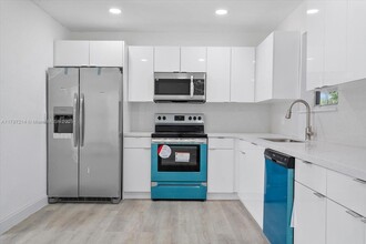 261 NE 172nd St in North Miami Beach, FL - Building Photo - Building Photo