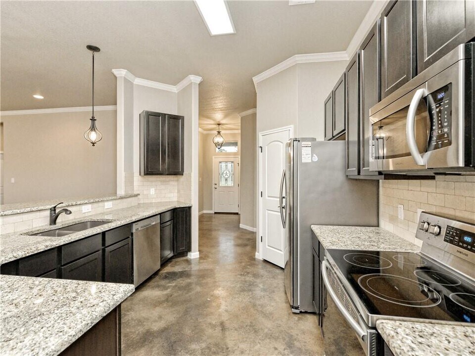 323 Kaanapali Ln in Bastrop, TX - Building Photo