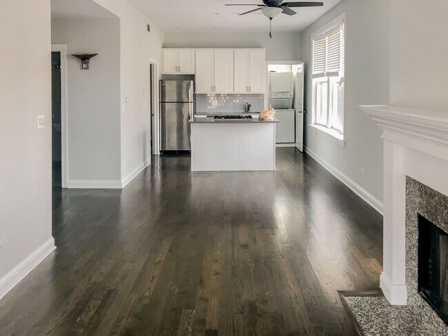 3852 N Southport Ave, Unit 2 in Chicago, IL - Foto de edificio - Building Photo