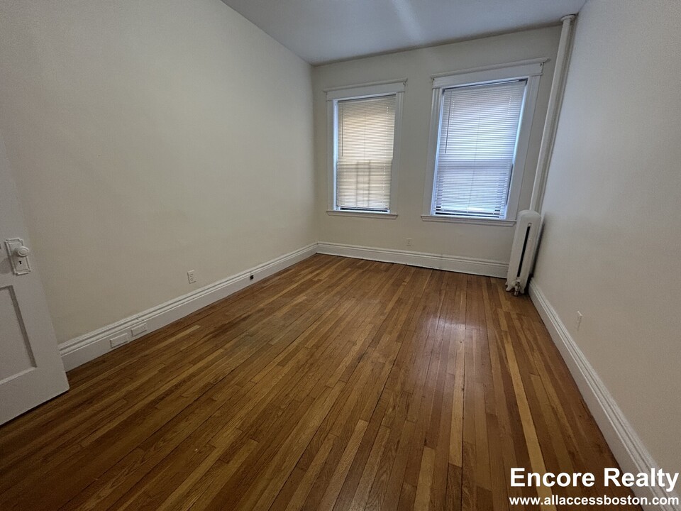 376 Riverway, Unit 4 in Boston, MA - Building Photo