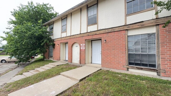 property at 4504 Hunt Cir