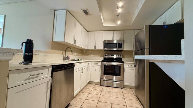 4177 N Haverhill Rd, Unit 814 in West Palm Beach, FL - Building Photo - Building Photo