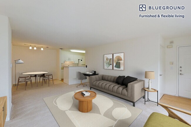 313 Avalon Cir in Smithtown, NY - Foto de edificio - Building Photo