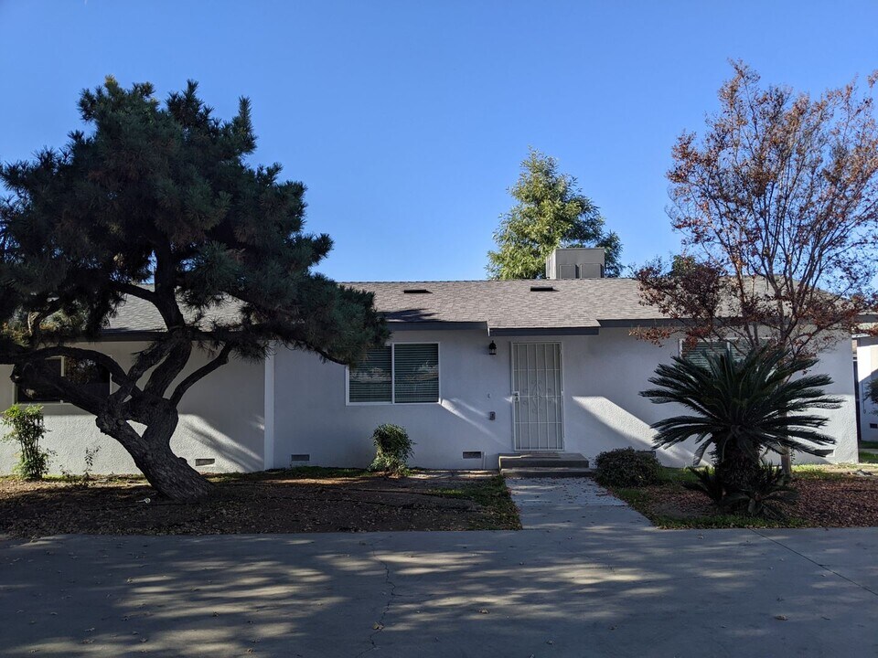 3000-3006 W Walnut Ave in Visalia, CA - Foto de edificio