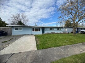 1519 Berniece St in Mount Vernon, WA - Building Photo