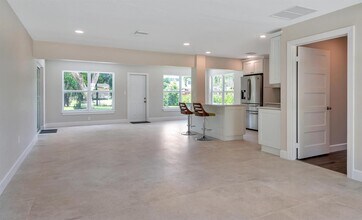 2001 Collier Ave in Lake Worth Beach, FL - Foto de edificio - Building Photo