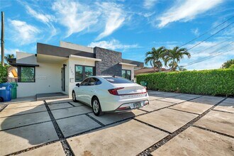 7242 SW 22nd St in Miami, FL - Building Photo - Building Photo
