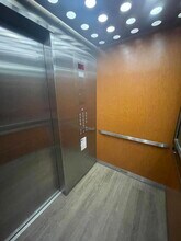 880 NE 69th St in Miami, FL - Foto de edificio - Building Photo