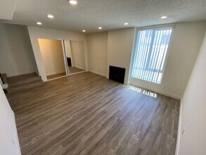 3715 S Canfield Ave, Unit 207 in Los Angeles, CA - Foto de edificio - Building Photo