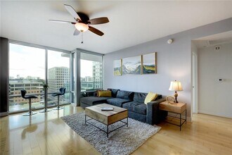 300 Bowie St in Austin, TX - Building Photo - Building Photo