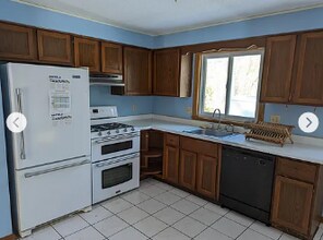 536 W Pelham Rd in Amherst, MA - Building Photo - Building Photo