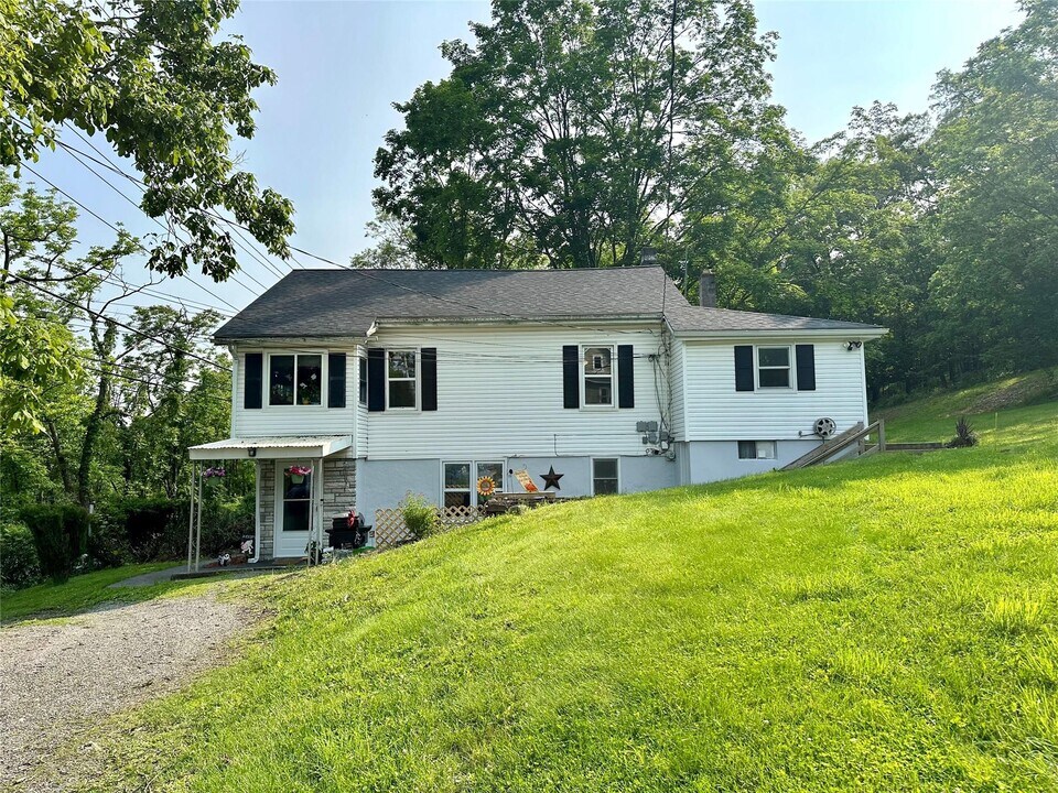 264 Reservoir Rd in Goshen, NY - Building Photo