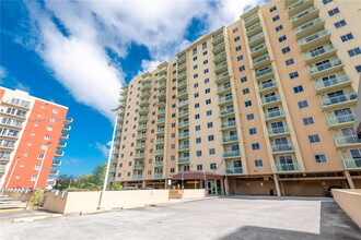 3500 Coral Way, Unit 508 in Coral Gables, FL - Foto de edificio - Building Photo