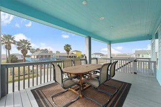 4025 Vista Blvd in Galveston, TX - Building Photo - Building Photo