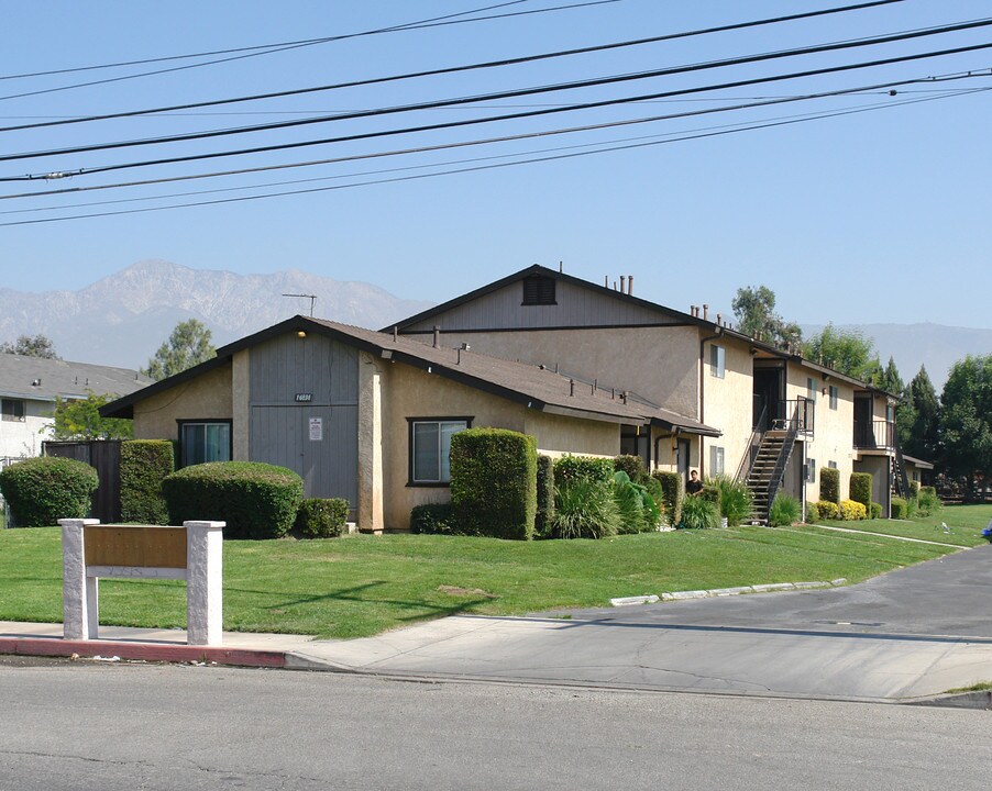 Arrow Garden Apartments in Fontana, CA - Foto de edificio