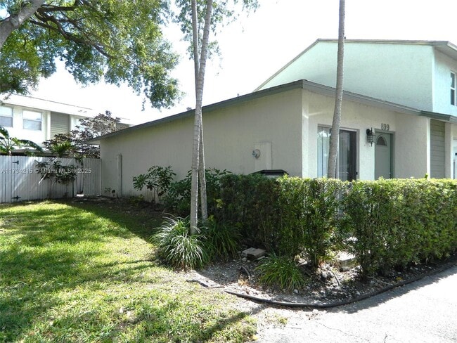 899 Crystal Lake Dr in Pompano Beach, FL - Building Photo - Building Photo