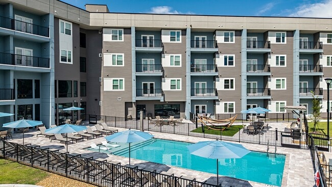 Element Apartments at Celebration Pointe in Gainesville, FL - Foto de edificio - Building Photo